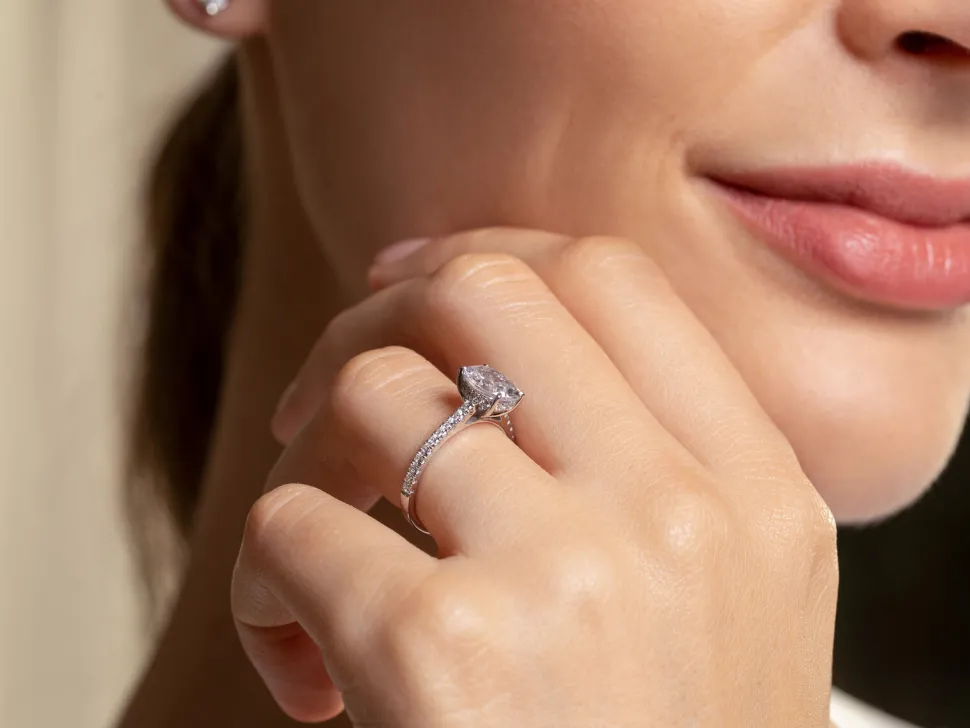Diamantring Oval Hidden Halo Pavé