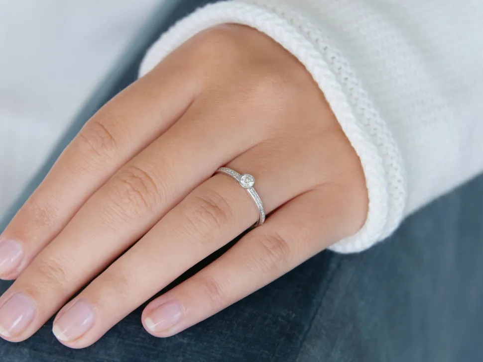 Solitärring Eternal Pavé mit Diamanten