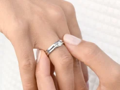 Solitärring Modern - Solitärring mit 4er Krappenfassung und Diamant