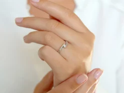 Spannring Twist Petite mit Diamant